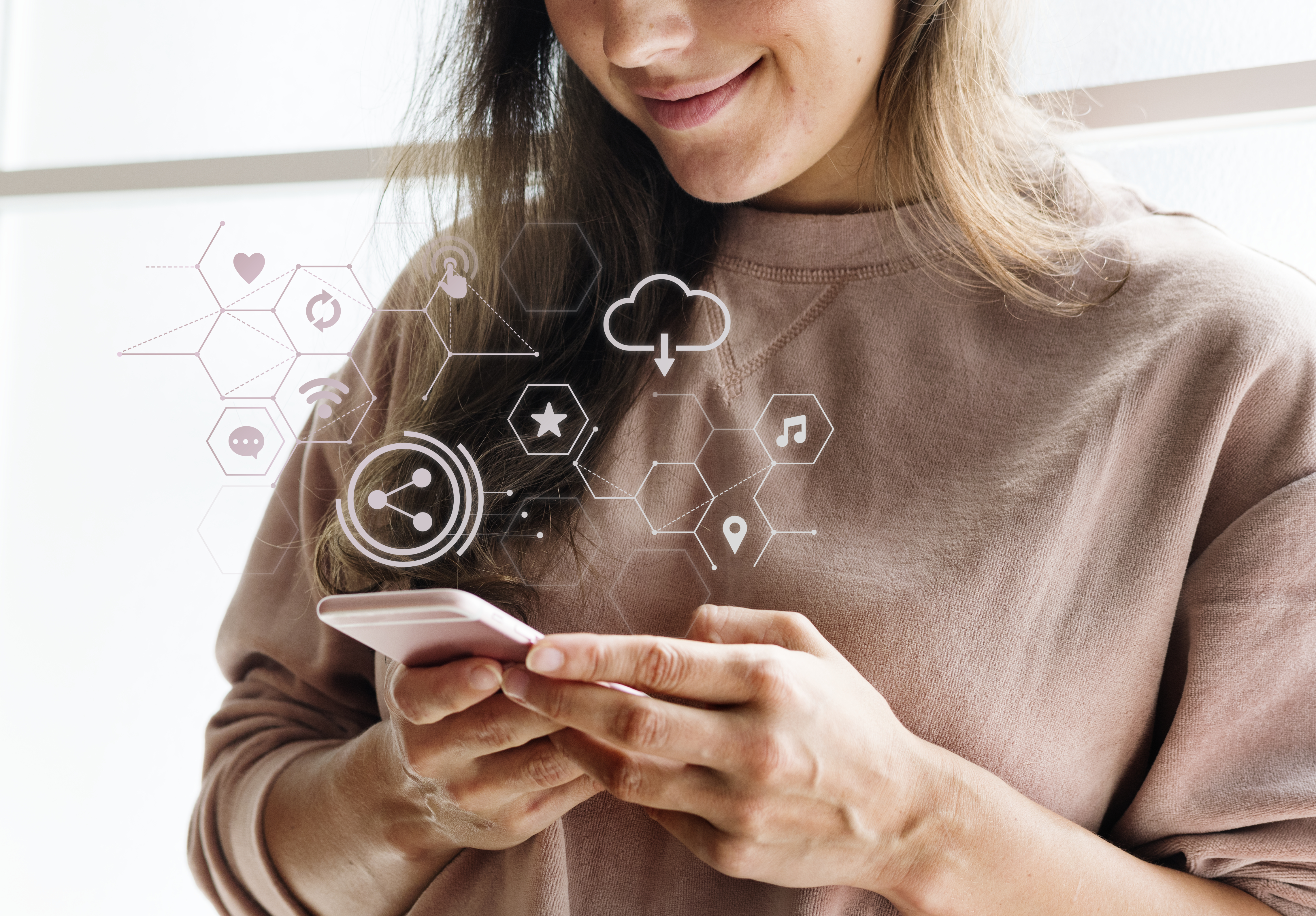 Celular conectado a apps y servicios en la nube