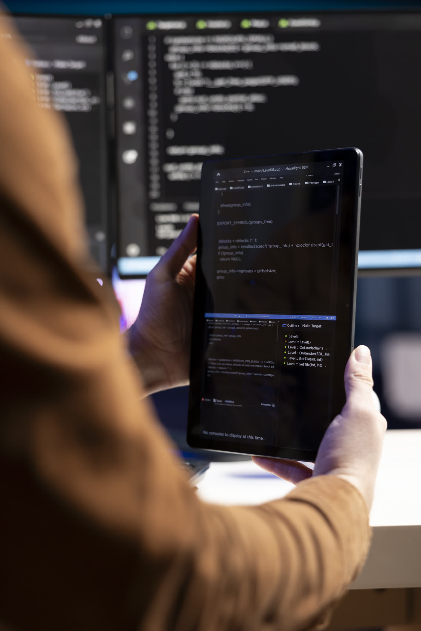 Desarrollador programando con una tablet